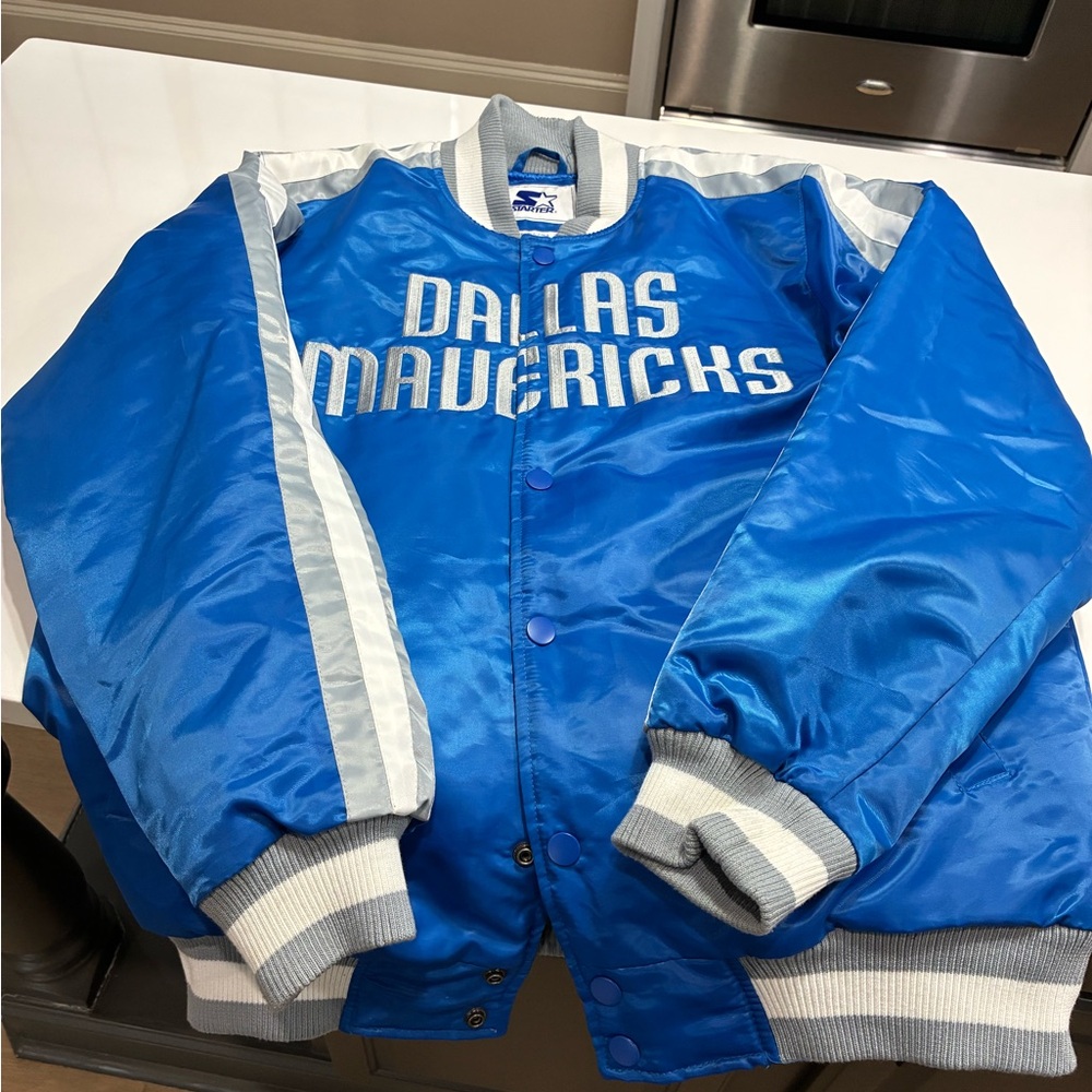Starter Dallas Mavericks jacket in a mens large